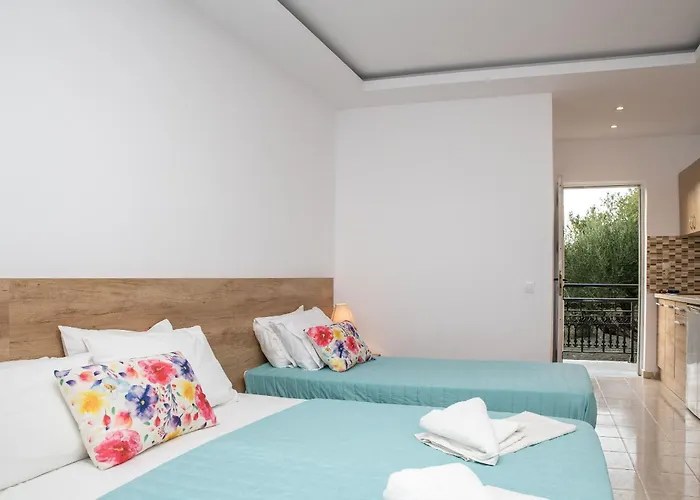 Aphrodite Studios & Suites - 140M From The Beach, By Zantewize
